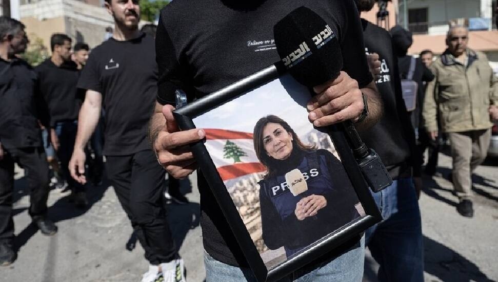 İsrail'in saldırısında hayatını kaybeden Lübnanlı gazeteci son yolculuğuna uğurlandı