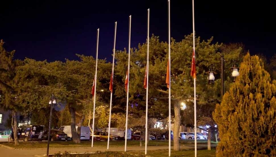 Milli yas ilanının ardından Türkiye'de bayraklar yarıya indirildi