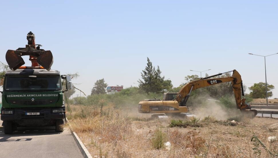 Değirmenlik Akıncılar Belediyesi, ana yol kenarlarında temizlik çalışması başlatıyor