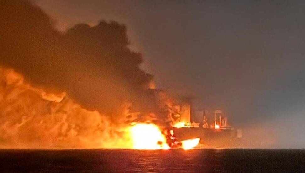 Karadeniz'de 2 gemide yangın: 25 personel tahliye edildi