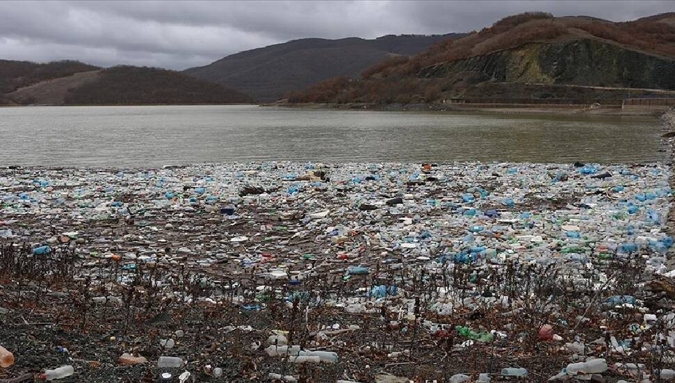 Kosova’da Badovc Baraj Gölü’nün yüzeyi çöp ve atıklarla kaplandı