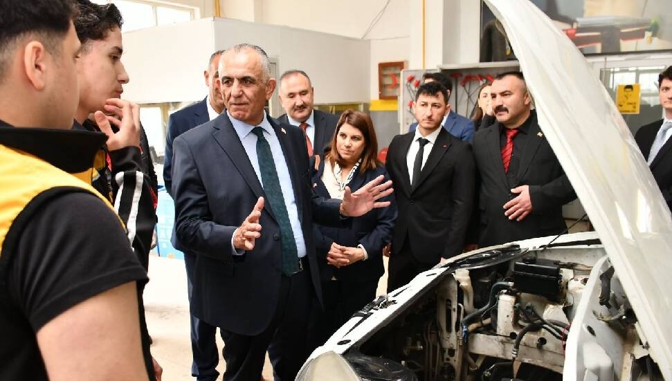 Milli Eğitim Bakanı Nazım Çavuşoğlu, İstanbul’da temaslarda bulunuyor