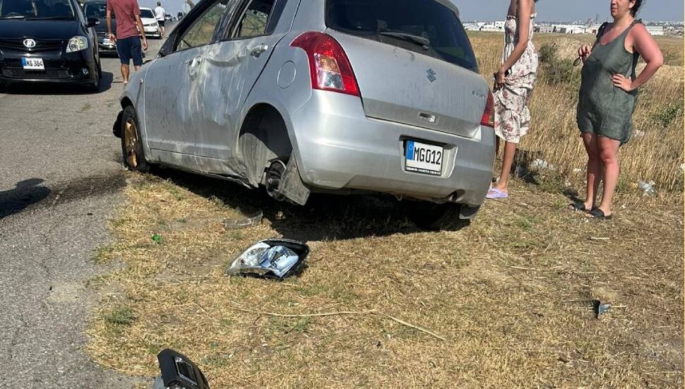 Lefkoşa-Alayköy yolunda kaza: Araç parçaları yola savruldu