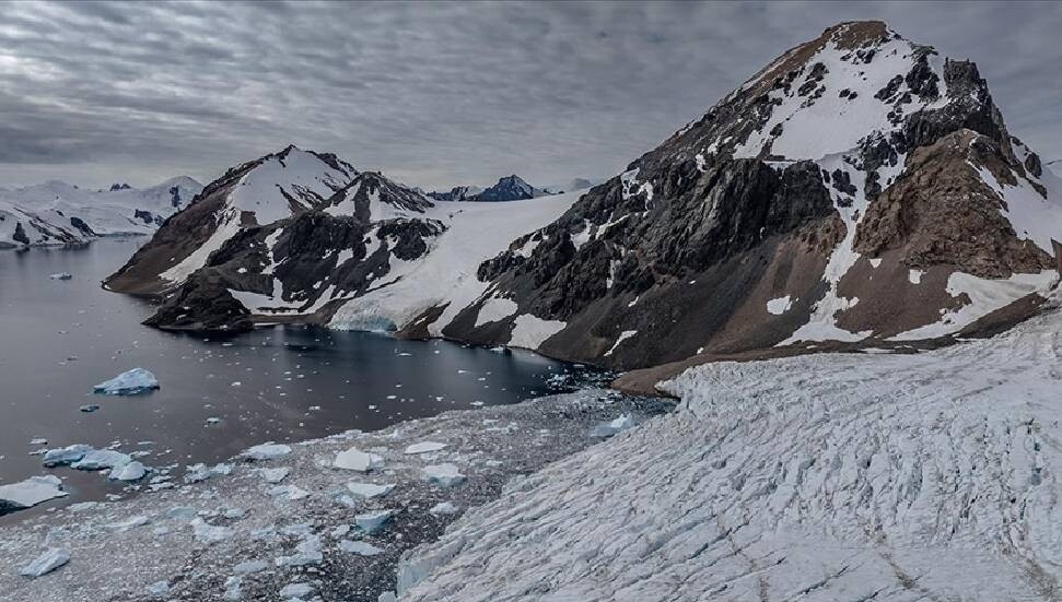 Shoesmith buzulundan 10 katlı bina boyutunda buz eridi