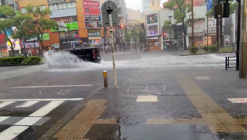 Japonya'nın başkenti Tokyo'da, Jangmi Tayfunu şiddetli yağış ve heyelana neden oldu
