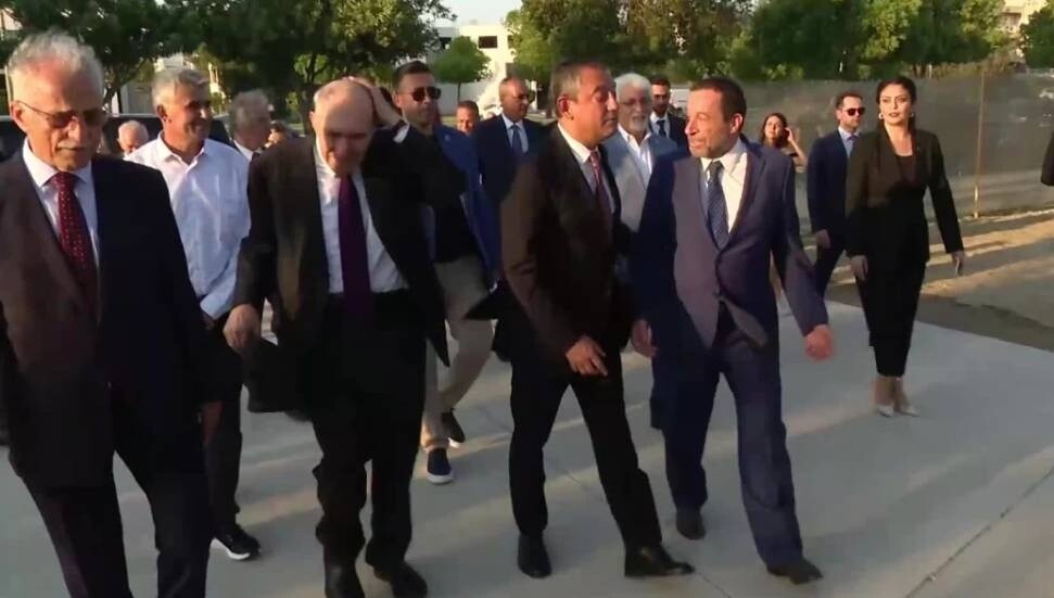 Özgür Özel, Serdar Denktaş ile anıt mezarları ziyaret etti