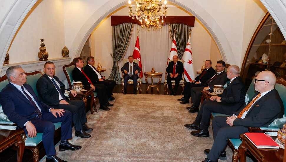 Ersin Tatar, Cenevre öncesinde Meclis’te temsil edilen siyasi partilerle bir araya geldi