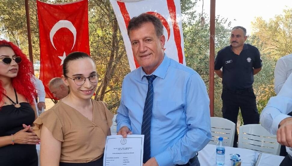 Erhan Arıklı: Parti farkı gözetmeksizin kırsal kesim arsası hak sahiplerine belgelerini dağıttık