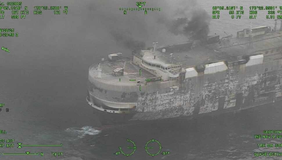 ABD'de kargo gemisinde çıkan yangın söndürülemedi: 3 binden fazla araç sulara gömüldü