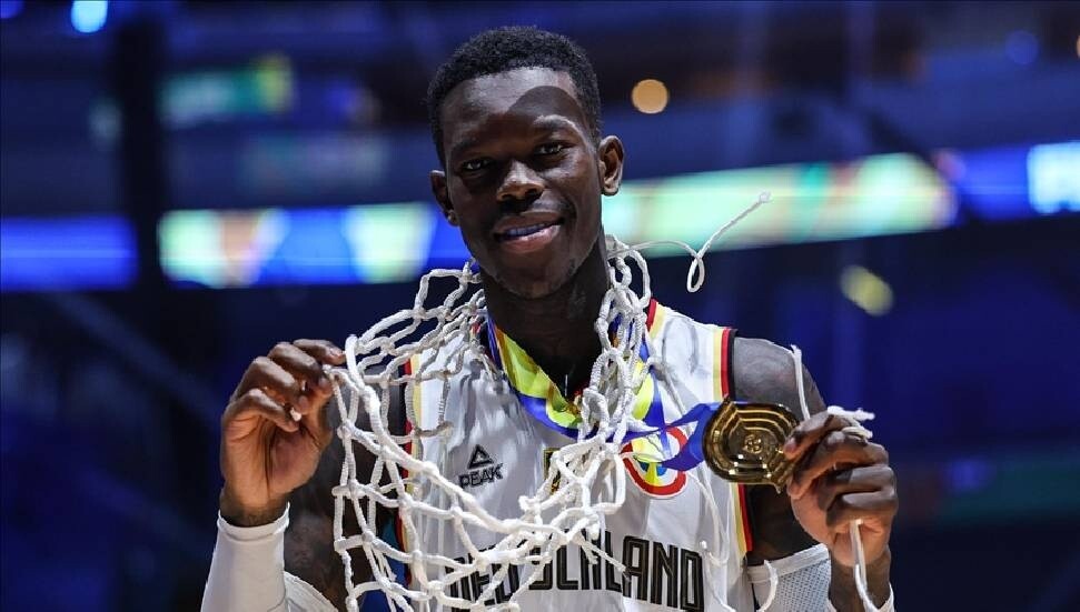 Dennis Schröder, ten rengi yüzünden Almanya'da Nowitzki kadar sevilmeyeceğini düşünüyor