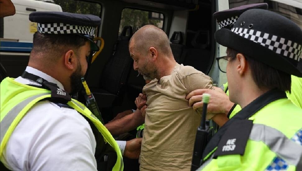 Londra'da yasaklı "Palestine Action" grubuna destek eyleminde 890 kişi gözaltına alındı