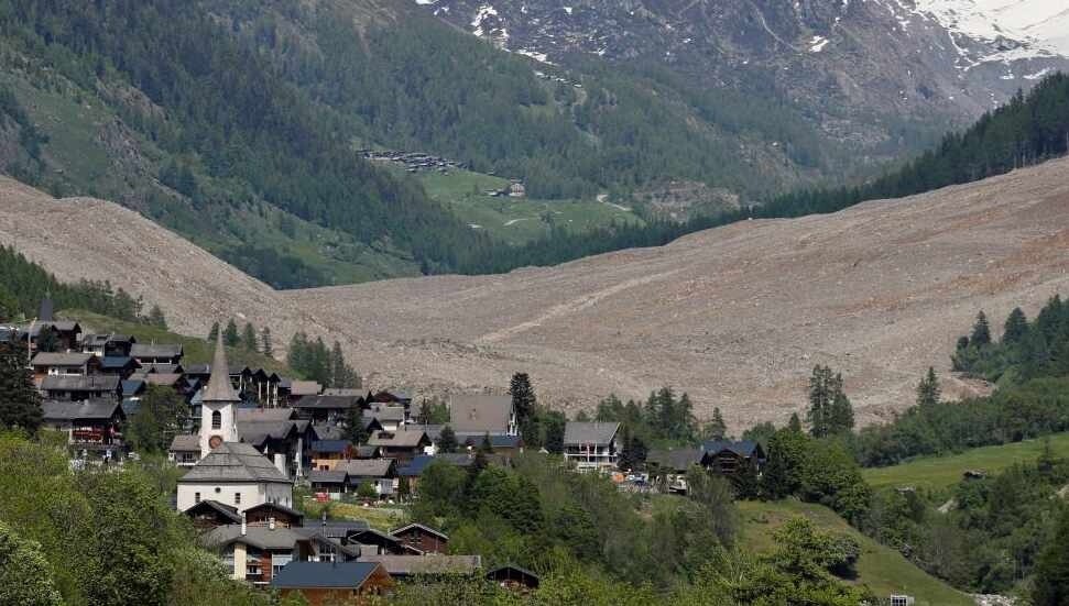 İsviçre'de buzul çökmesiyle neredeyse yok olan Blatten köyünde bir ceset bulundu
