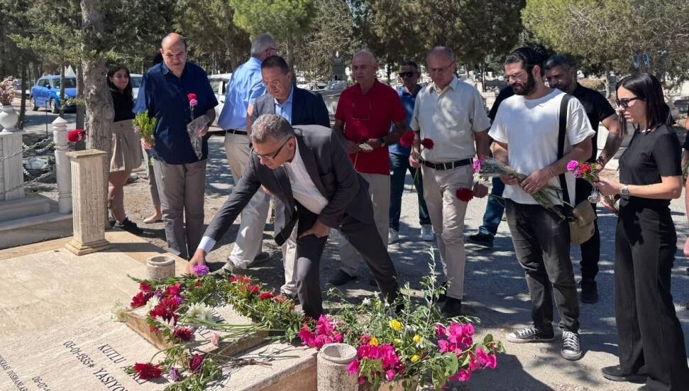 Kutlu Adalı, 29. ölüm yıl dönümünde mezarı başında anıldı