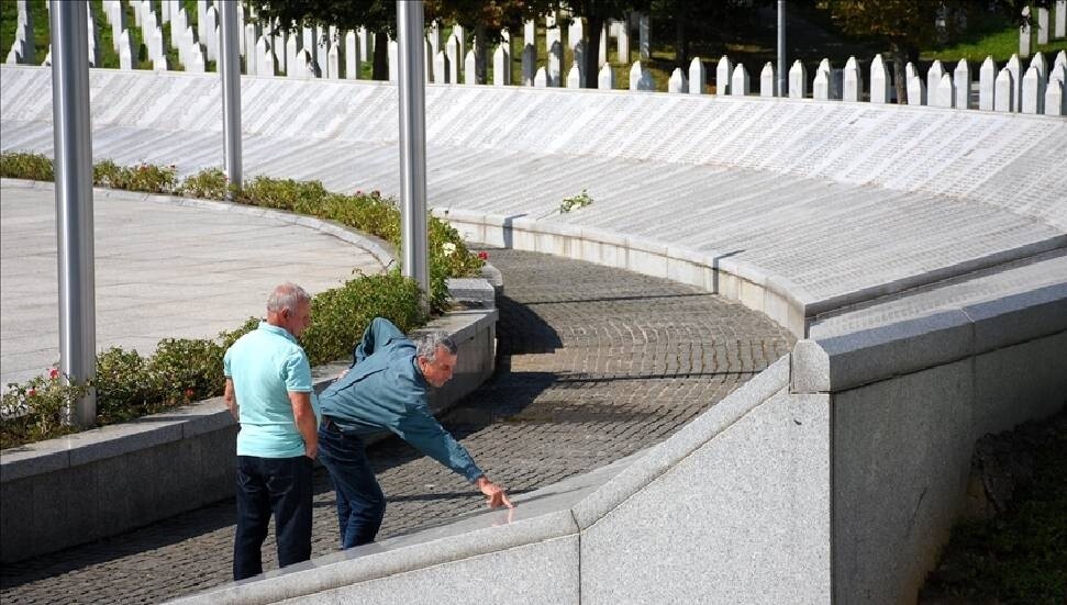 Bosna Hersek'te güvenlik endişesi nedeniyle Srebrenitsa Anıt Merkezi ziyarete kapatıldı