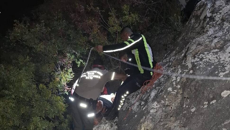 Dağyolu'nda kaza: TIR uçurumdan yuvarlandı, sürücü kurtarıldı!