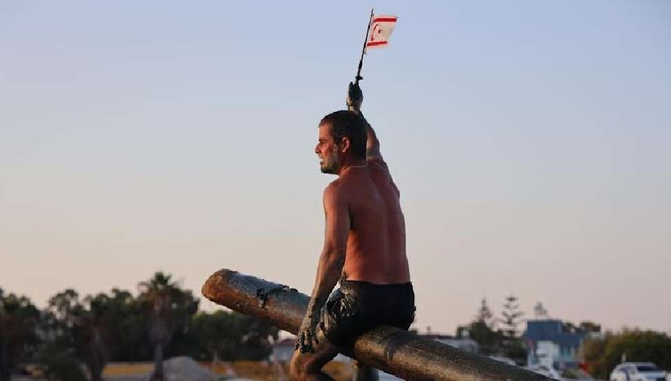 Yağlı direkten bayrak kapma yarışmasının şampiyonu Tahir Savoğlu