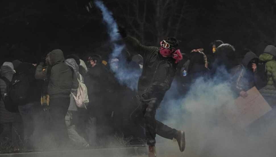 Ali Yerlikaya: Dünkü gösterilerde 16 polis yaralandı, 53 şahsa işlem yapıldı