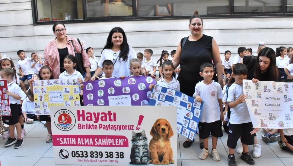 23 Nisan İlkokulu öğrencileri, Girne Belediyesi Hayvan Barınağı'na mama bağışı yaptı