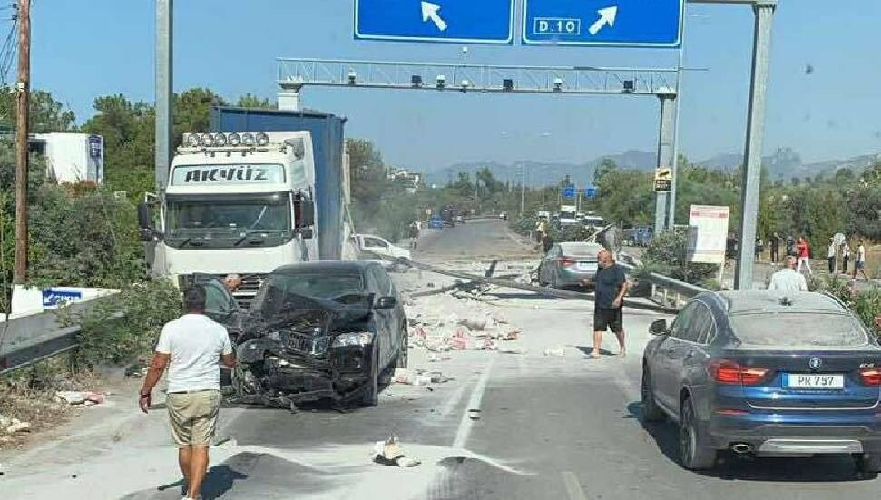 Girne Çevre Yolu'ndaki kazaya bir TIR ile 6 araç karıştı, 5 kişi yaralandı!