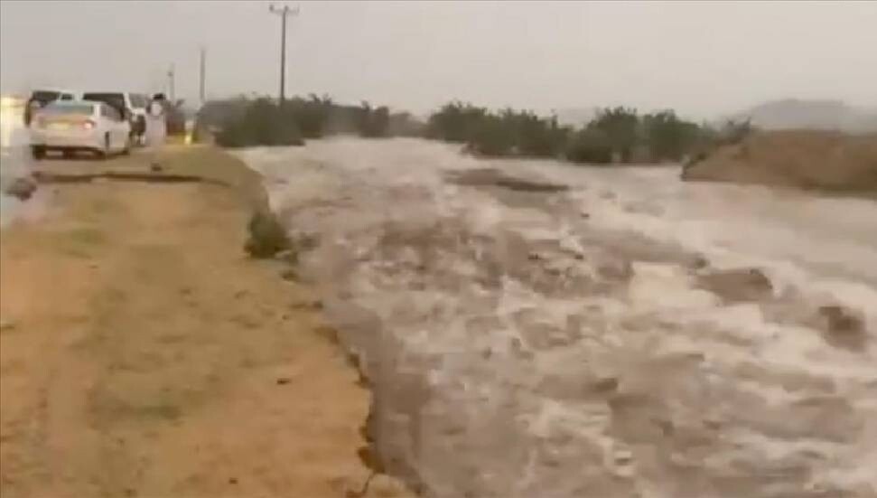 Mekke'nin güneyinde dünden beri devam eden yağışlar sele yol açtı
