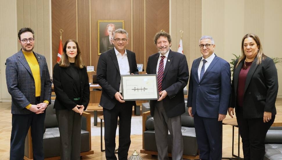 Cumhurbaşkanı Tufan Erhürman, Arı Gelişim Vakfı heyetini kabul etti