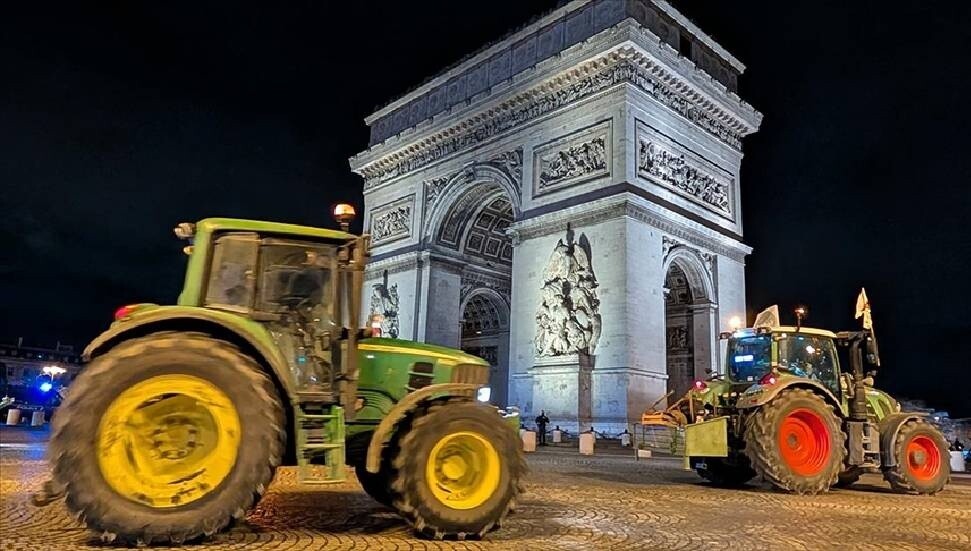 Fransa’da AB-MERCOSUR anlaşmasını protesto eden çiftçiler traktörleri ile Paris’e ulaştı