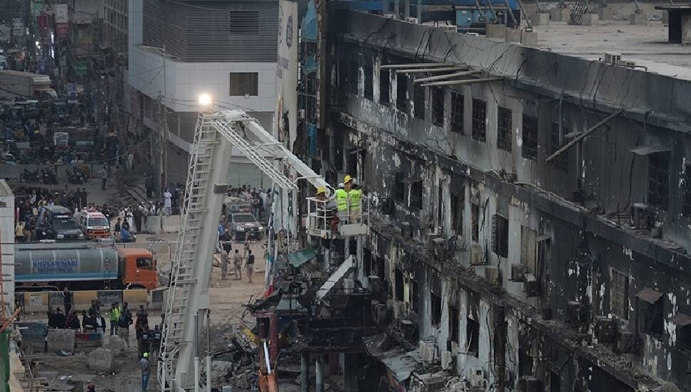 Pakistan'daki alışveriş merkezinde çıkan yangında ölenlerin sayısı 71'e yükseldi