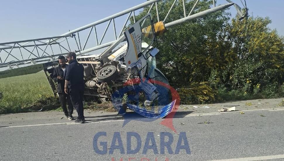 Dörtyol'da trafik kazası: Tabela aracın üzerine düştü