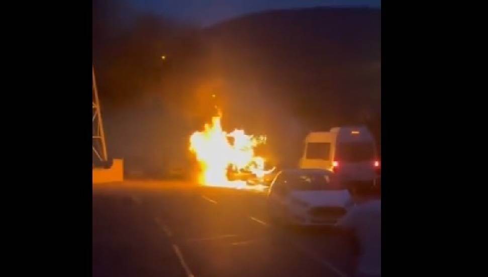 Girne’de park halindeki boş otobüs yandı