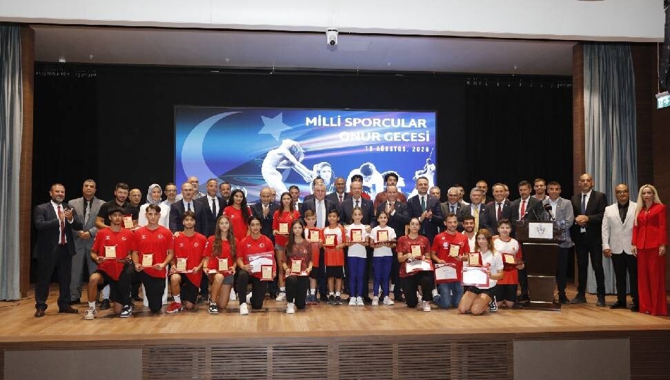 'Milli Sporcular Onur Gecesi' düzenlendi: Gençlerimiz için hiçbir fedakarlıktan kaçmayız
