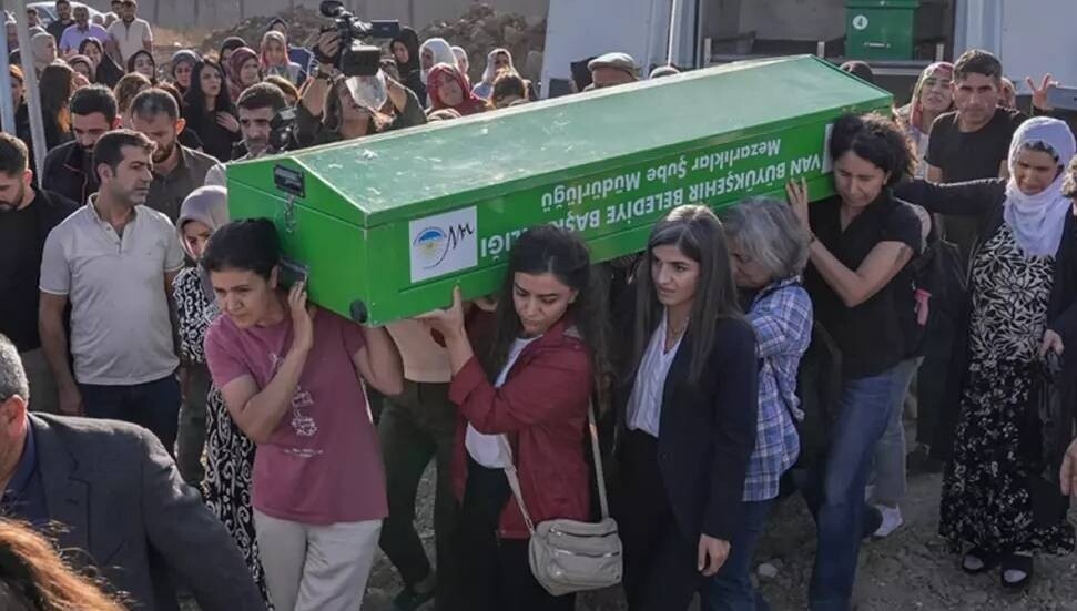 Rojin Kabaiş'ın cenazesi gözyaşlarıyla defnedildi; tabutunu kadınlar taşıdı