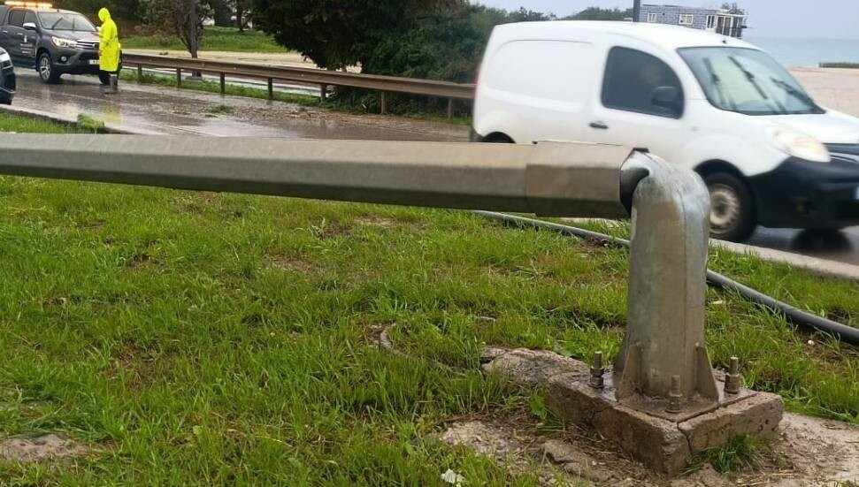 İskele’de şiddetli rüzgar ağaç ve aydınlatma direklerini devirdi