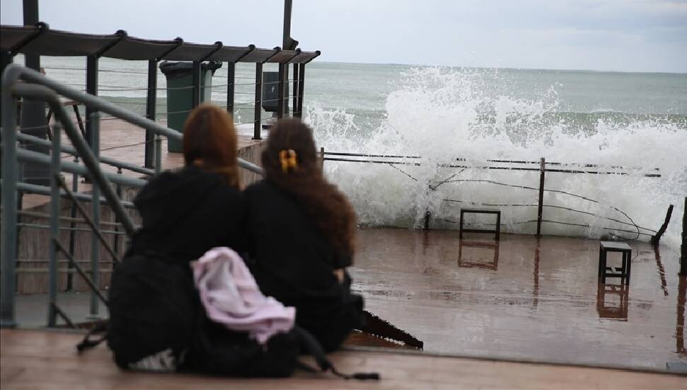 Hava sıcaklığı düşüyor: Rüzgar bugün de kuvvetli esecek