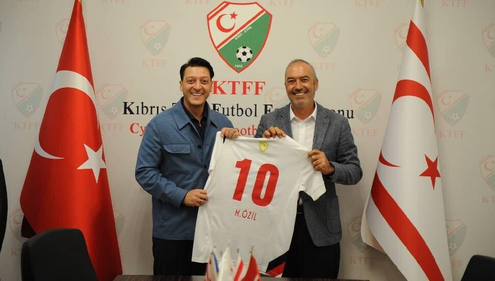 Mesut Özil’den Kıbrıs Türk Futbol Federasyonu’na ziyaret