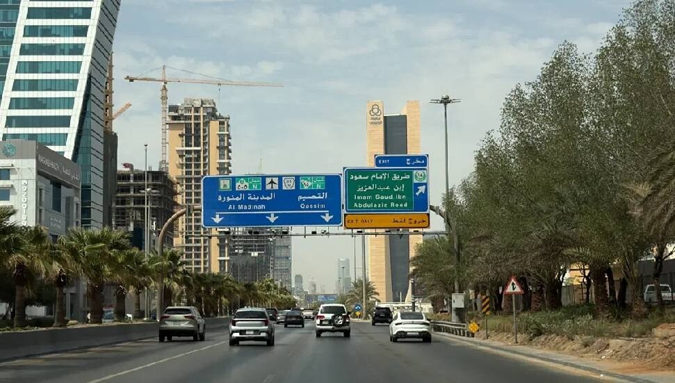 Suudi Arabistan'ın başkenti Riyad'da saldırı uyarısı sonrası 3 ayrı patlama sesi duyuldu