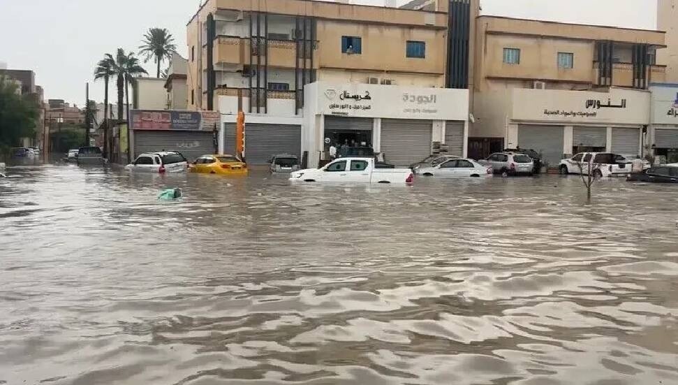 Libya’nın başkenti Trablus’ta şiddetli yağmur nedeniyle yol ve caddeleri su bastı