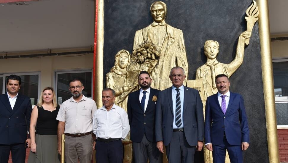 Canbulat Özgürlük Ortaokulu’nda Atatürk büstü rölyef çalışması ve su arıtma odasının açılışı yapıldı