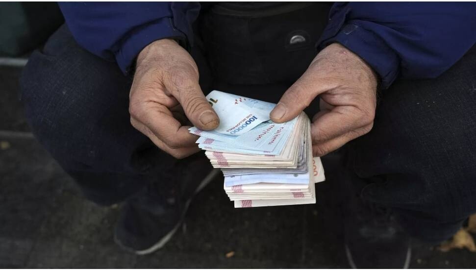 İran'da döviz tarihi zirveye ulaştı: 1 dolar 50 bin tümenin üzerinde 
