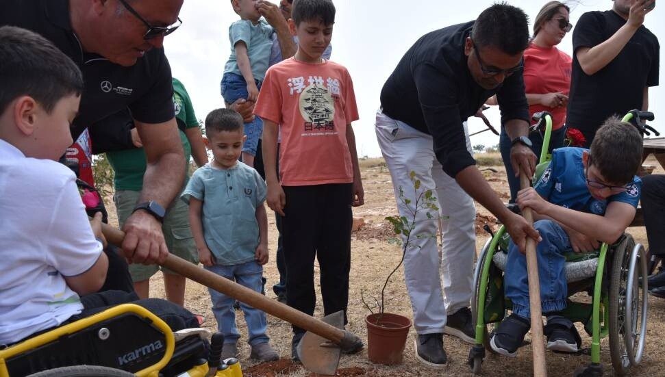 Ortopedik Özürlüler Derneği’nden Derinya’da ağaç dikme ve piknik etkinliği