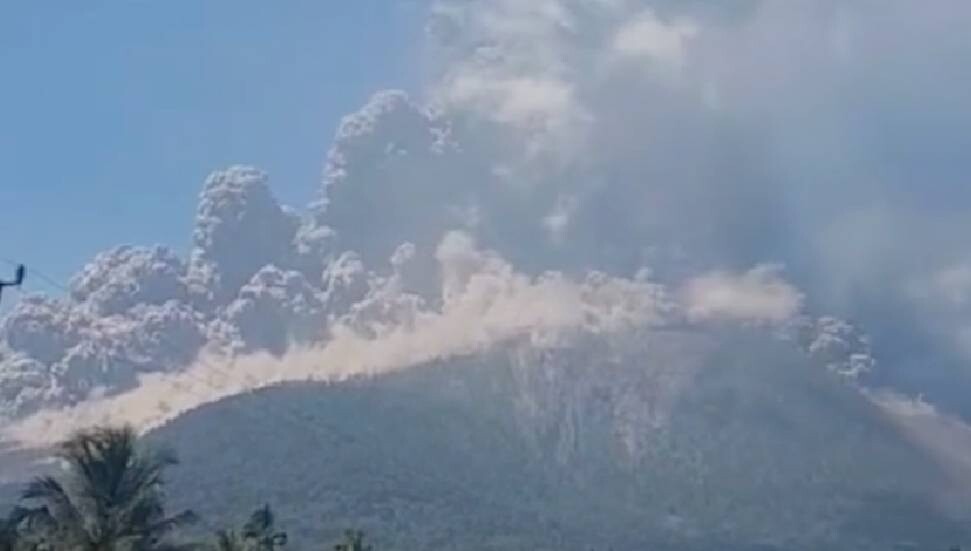 Endonezya'daki Lewotobi Laki-Laki Yanardağı'nda patlama meydana geldi