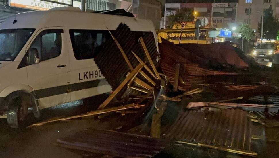 İstanbul'da fırtına hayatı olumsuz etkiledi