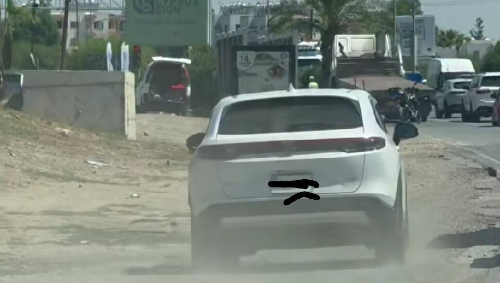 Banketten ilerleyerek araçları solladı: Sürücü rapor edildi