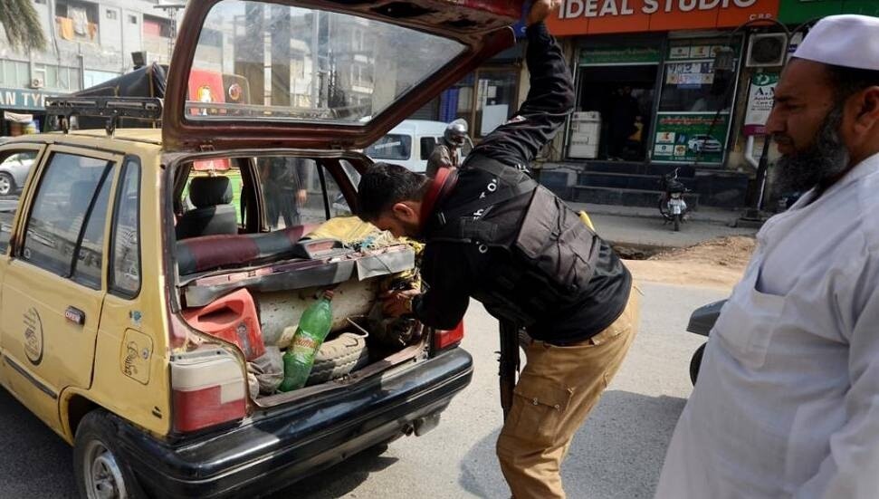 Pakistan'da, Hamaney'in öldürülmesiyle başlayan gösteriler nedeniyle sokağa çıkma yasağı ilan edildi