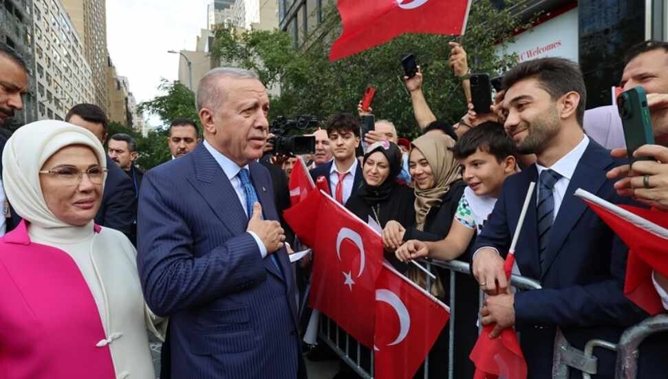 Erdoğan, ABD'deki Türkevi'ne girişinde sevgi gösterileriyle karşılandı