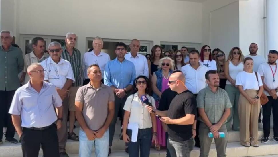 KTOEÖS, Lefke Gazi Lisesi önünde açıklama yaptı: Konteyner sınıflarda eğitim kabul edilemez