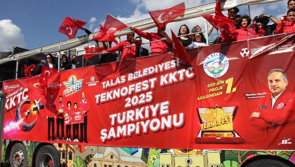 TEKNOFEST KKTC'de birinci olan öğrenciler Kayseri'de coşkuyla karşılandı