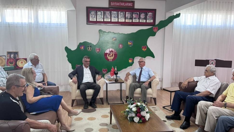 Erhürman, TMT Mücahitler Derneği’ni ziyaret etti