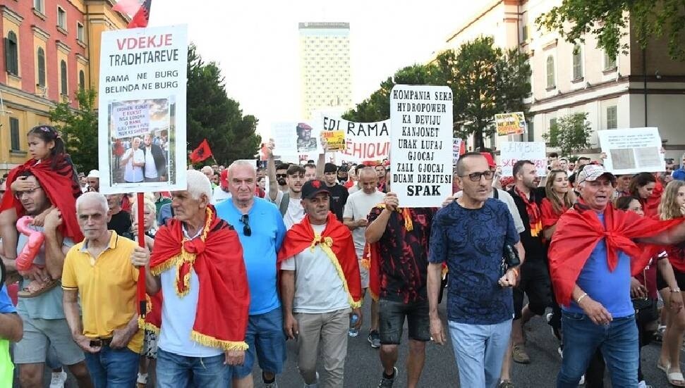Arnavutluk'ta Zvernec'teki turizm projesine karşı gösteriler 20. gününde sürüyor