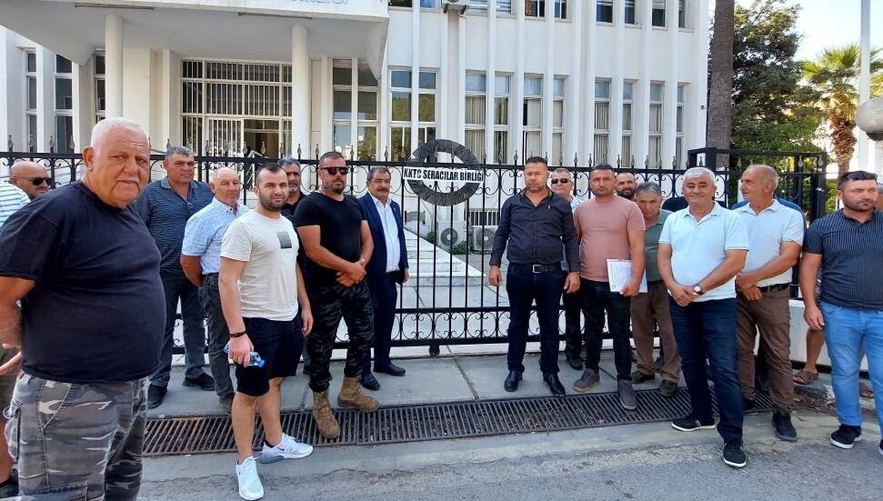 Seracılar Birliği, Bayındırlık ve Ulaştırma Bakanlığı’na siyah çelenk bıraktı