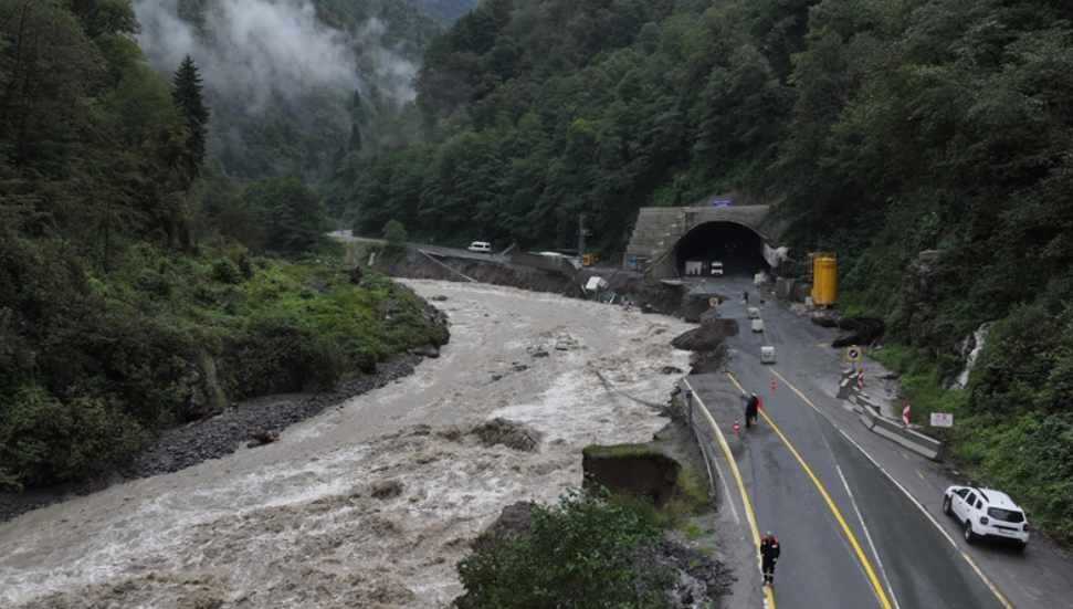 Rize'de selden etkilenen 17 kişi askeri helikopterlerle tahliye edildi